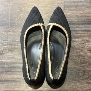 Vionic Black and tan pointed toe knit flats